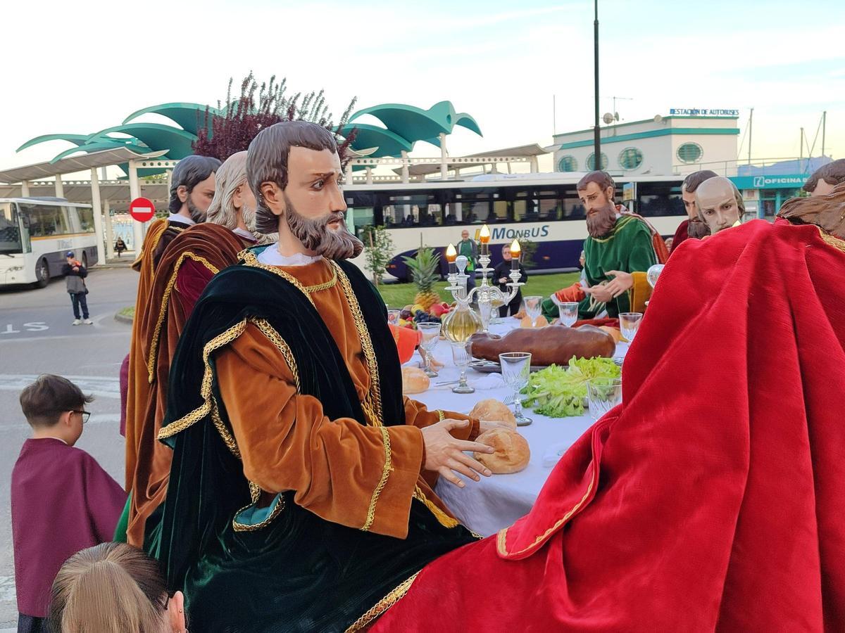La solemne y espectacular procesión de la Santa Cena, en el Jueves Santo de Cangas