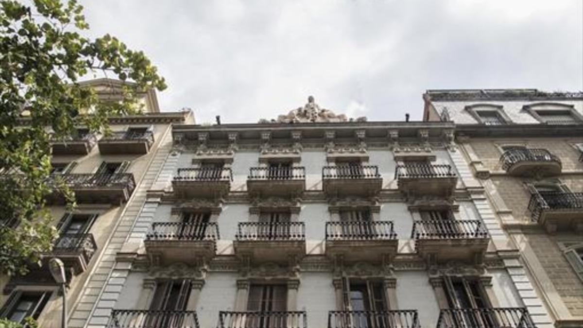 Fachada del edificio de la familia Argelich, en la rambla de Catalunya, donde se han rodado cien películas.