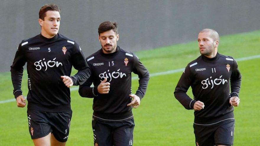 Bernardo, Canella y Lora, durante el entrenamiento de ayer.