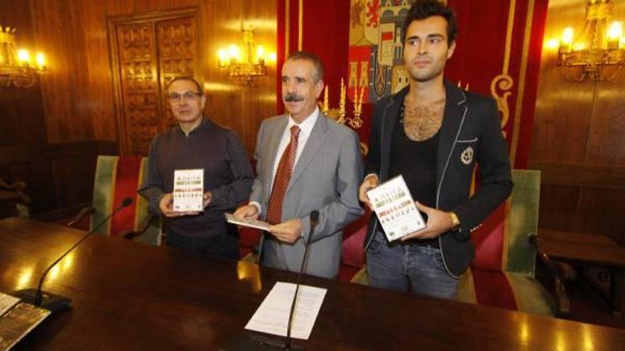 Miguel Montalvo, José Luis Bermúdez y Agustín Gallego con el DVD.