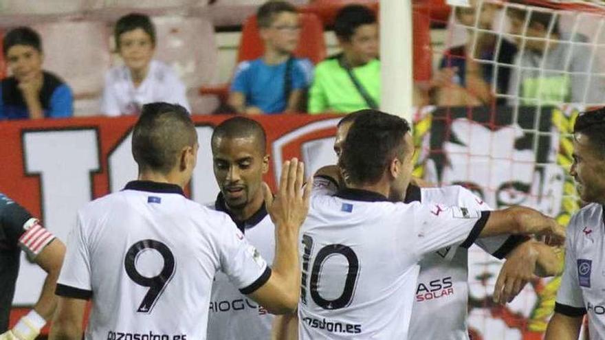 Los jugadores del Caudal celebran un gol ante el Logroñés.