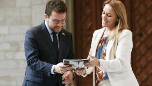 El president Pere Aragonès y la consellera Natàlia Mas con la propuesta de nueva financiación.