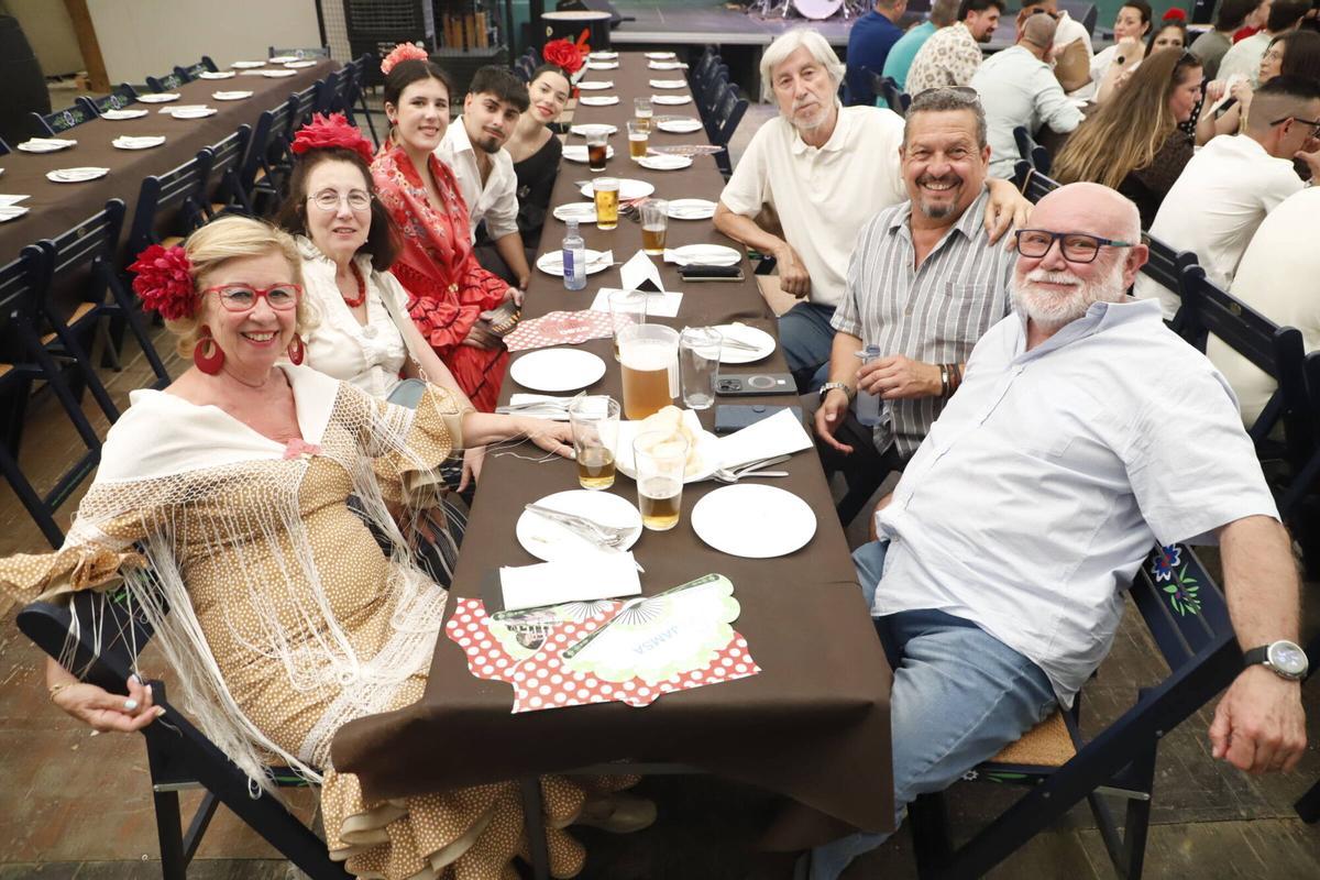 Familias, compañeros de trabajo y amigos de toda la vida convierten cada caseta en un punto de encuentro marcado por la tradición y las ganas de volver a verse un año más Familias, compañeros de trabajo y amigos de toda la vida convierten cada caseta en un punto de encuentro marcado por la tradición y las ganas de volver a verse un año más