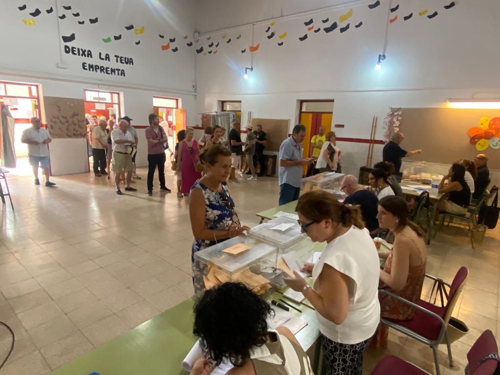 23 J en Elche: masiva asistencia al arranque de las votaciones