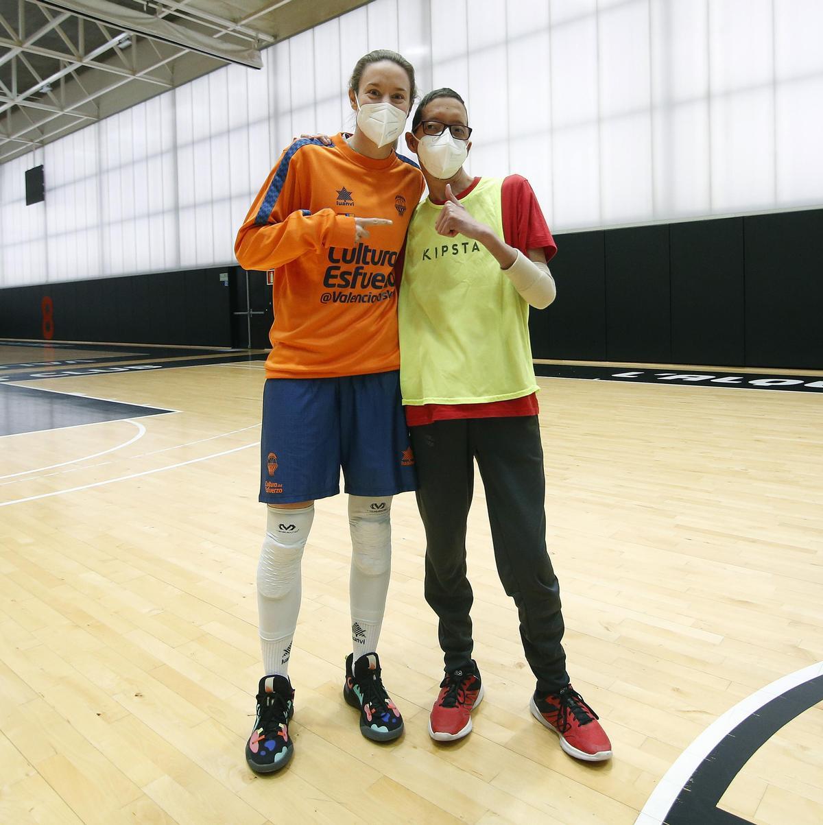 La jugadora del Sénior Anna Gómez se acercó a saludar a los participantes en esta jornada de basket adaptado.