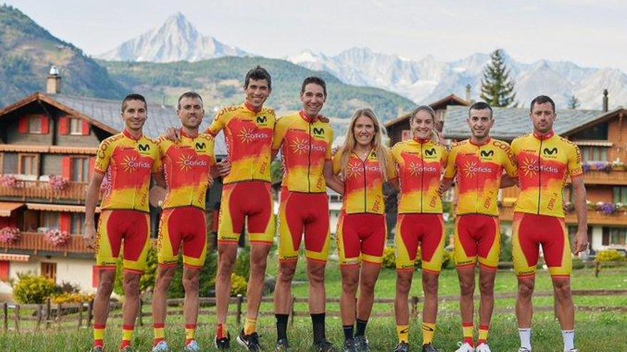 Morcillo, a la derecha con los integrantes del equipo español de mountain bike.