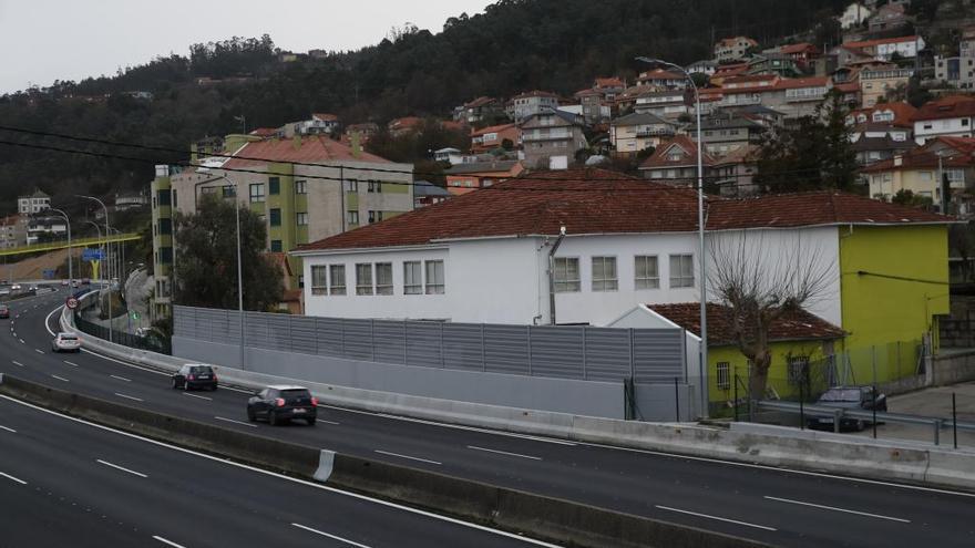 El colegio Igrexa, junto a la AP-9. // R. Grobas