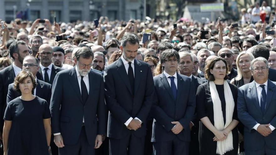 Sentido y multitudinario minuto de silencio en la Plaza de Catalunya