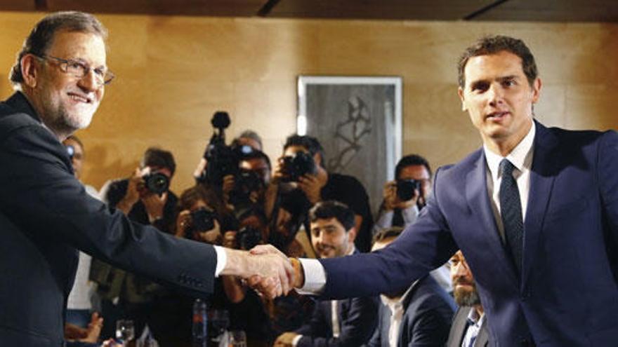 Rajoy y Rivera durante el acuerdo de agosto.