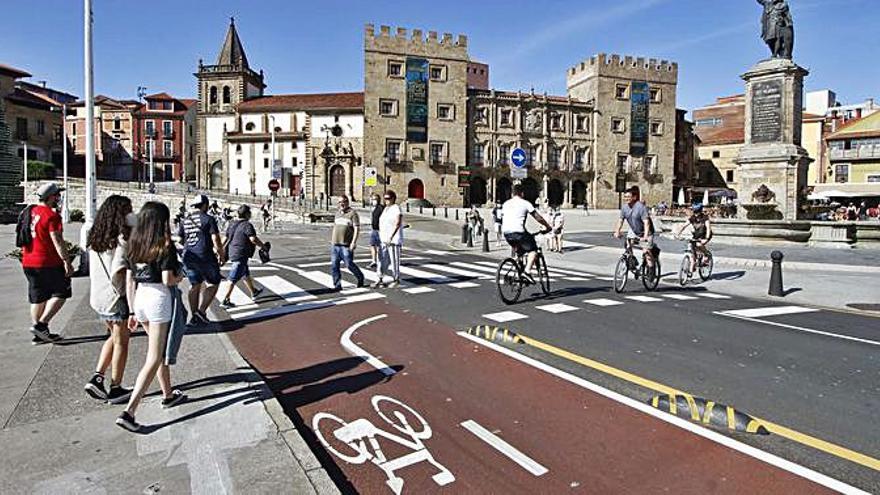 Carril bici  y transporte urbano en Gijón. | Cedidas a LNE |  CEDIDA A LNE