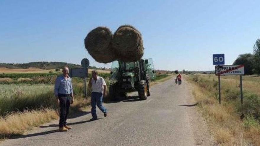 El alcalde de Friera, Lázaro Zarza, en la carretera, en julio, cuando se sacó a licitación.