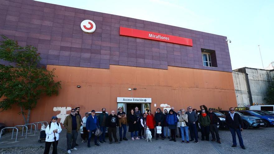 Vecinos de San José hacen la 'ruta de la vergüenza' para denunciar la situación del barrio: "Estamos ante la destrucción de lo público"