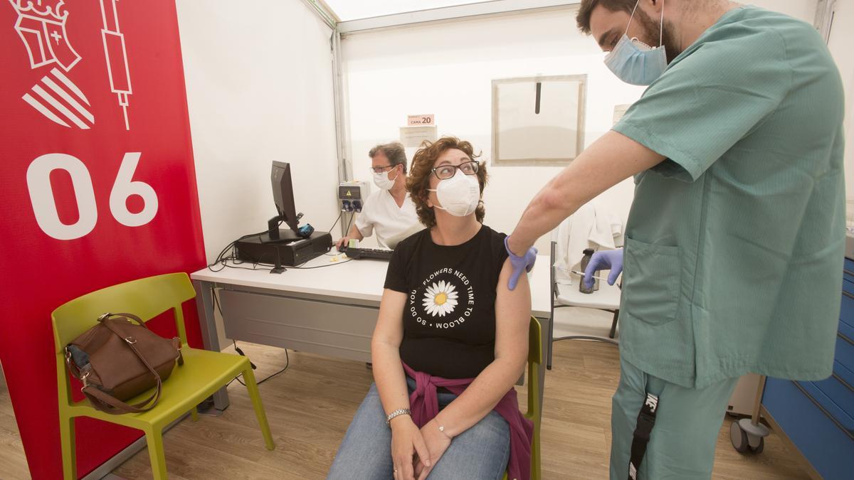 Vacunación de los últimos profesores de la provincia para recibir la primera dosis en el Hospital de Campaña de Alicante