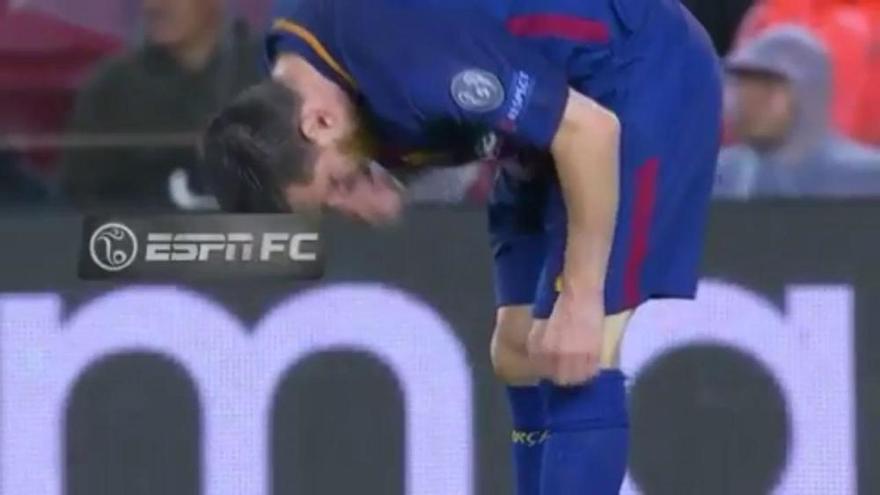 Messi se toma una pastilla en pleno partido.