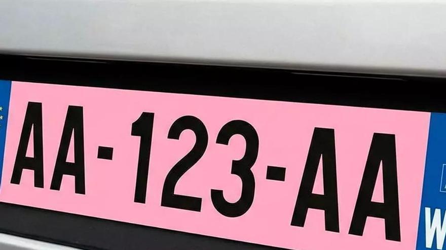 Adiós a ver solo matrículas blancas de coches en 2026: las rosas ya sorprenden en las carreteras de Murcia