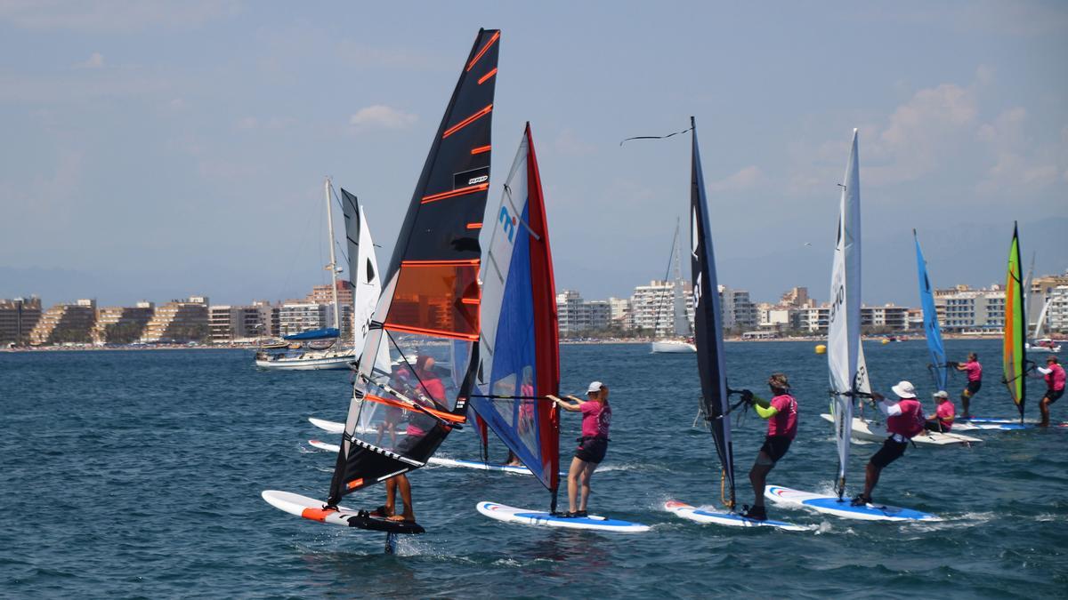 Més 100 navegants participen en una nova edició de la Travessia Roses-l’Escala-Roses de Vela