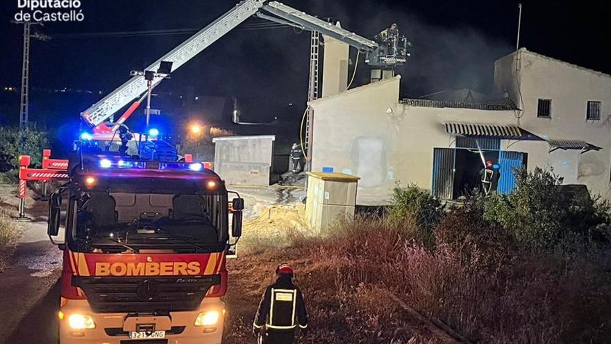 Un incendio destroza de madrugada la nave de la cooperativa de regantes de la Vall d&#039;Uixó