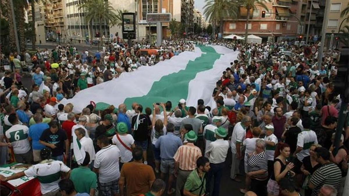 Más de 10.000 personas dieron su apoyo al Elche en la manifestación