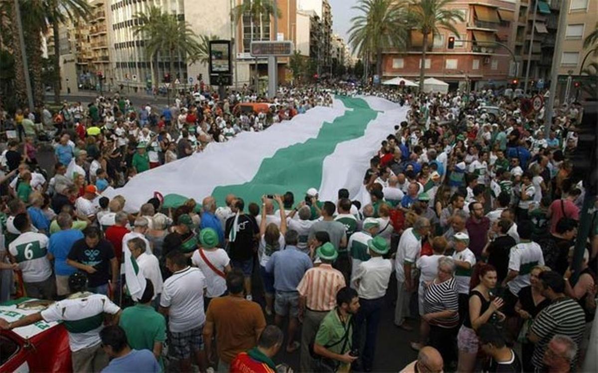 Más de 10.000 personas dieron su apoyo al Elche en la manifestación