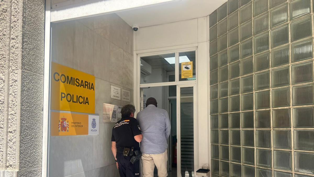 Un agent de la Policia Nacional amb el multireincident detingut que ha estat expulsat.