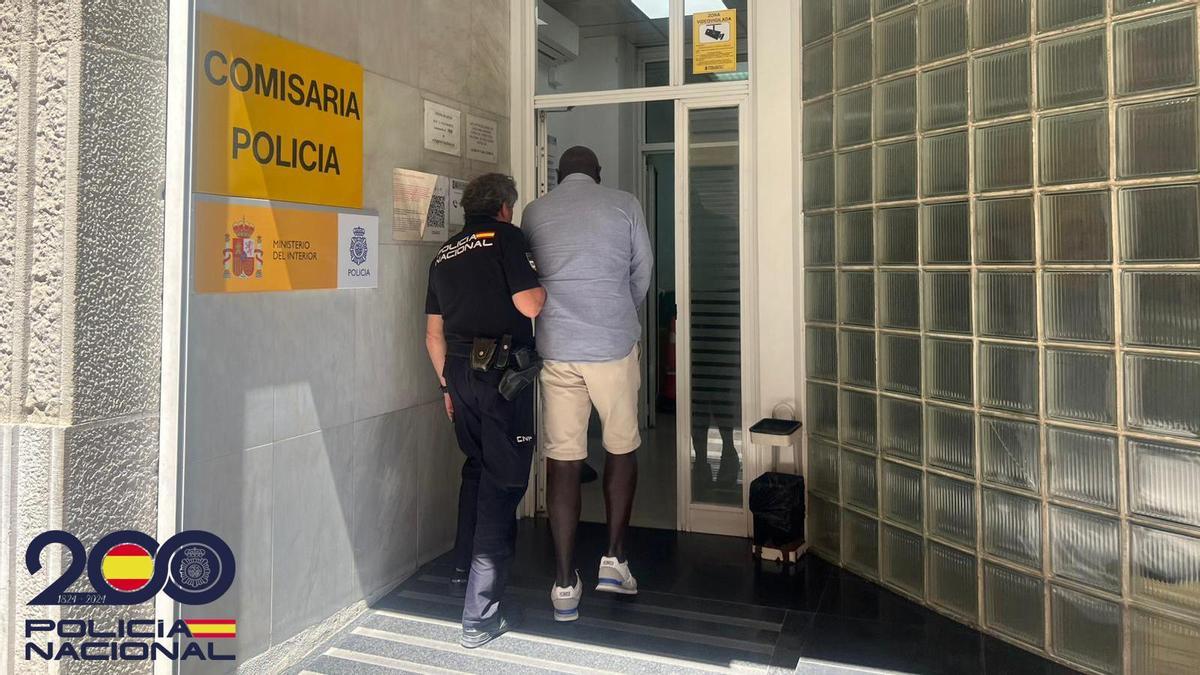 Un agent de la Policia Nacional amb el multireincident detingut que ha estat expulsat.