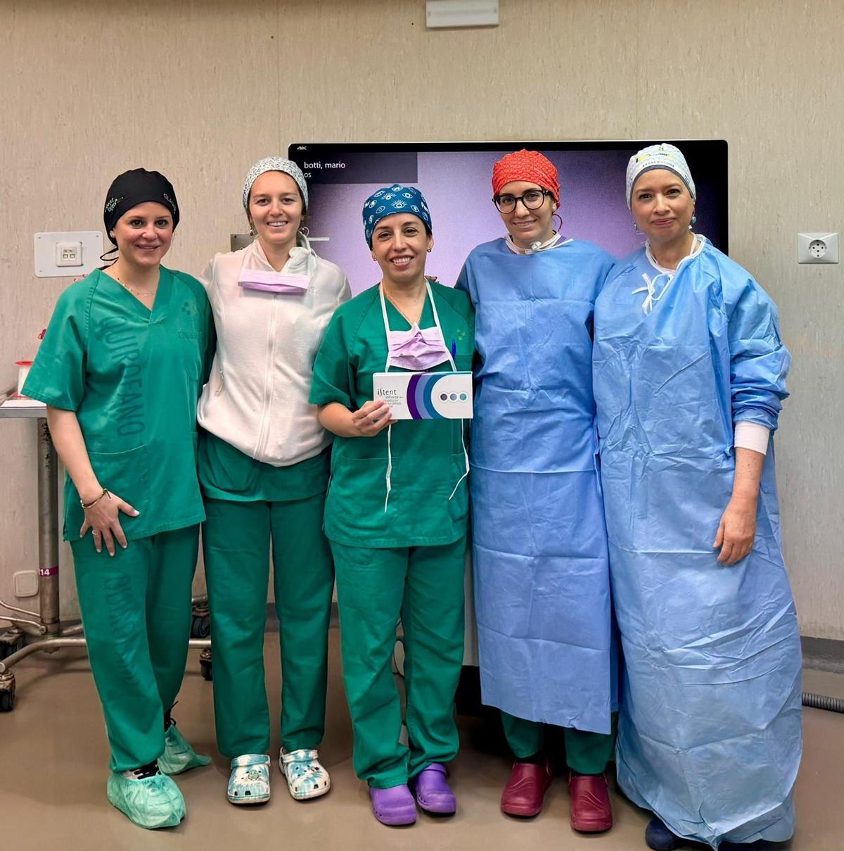 Equipo que ha implantado una técnica pionera con un implante triple para tratar el glaucoma en el Hospital Insular de Gran Canaria