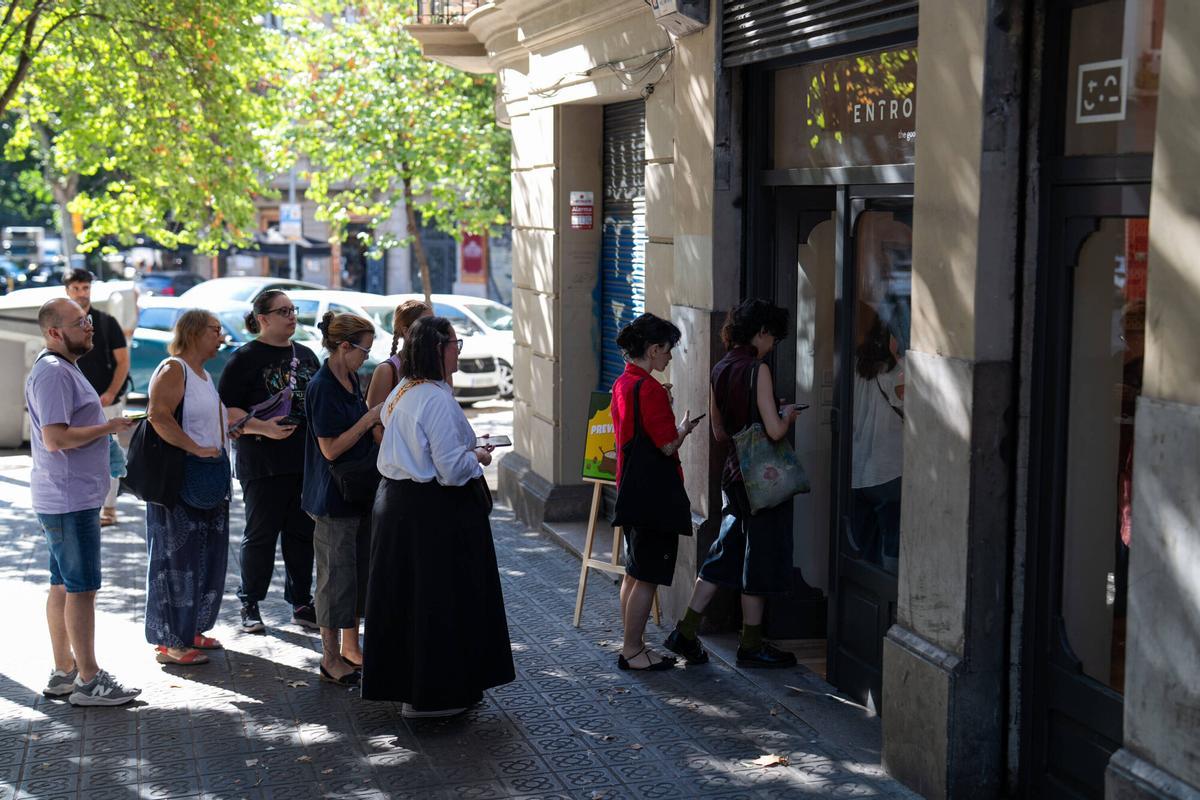 Barcelona. Ambiente en la papelería Entropía durante la exposición de las nuevas agendas Hobonichi, con visitantes descubriendo los diferentes diseños y modelos antes de su salida a la venta. 25 de agosto de 2026. Cultura. AUTOR: ZOWY VOETEN