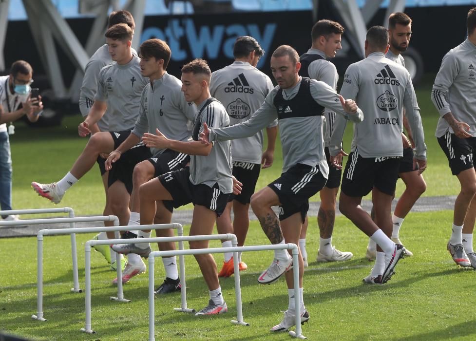 Óscar García dirige a sus jugadores en Balaídos antes de disputar este sábado su primer partido del curso como local.