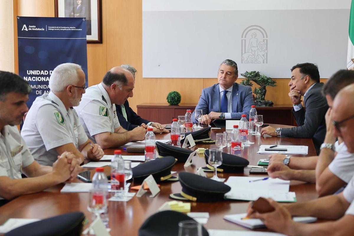 El consejero de Sanidad, Presidencia y Emergencia en funciones, Antonio Sanz, durante una reunión sobre la Unidad Sócrates.