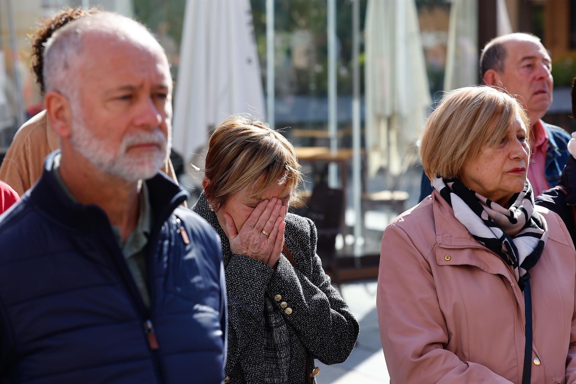 Una mujer llora durante los cinco minutos de silencio en el Ayuntamiento de Móstoles por el asesinato machista, el domingo, de una mujer de 28 años y su hija de 6 a manos, presuntamente perpetrado por su marido y padre, de 39 años, en la localidad madrileña de Móstoles.