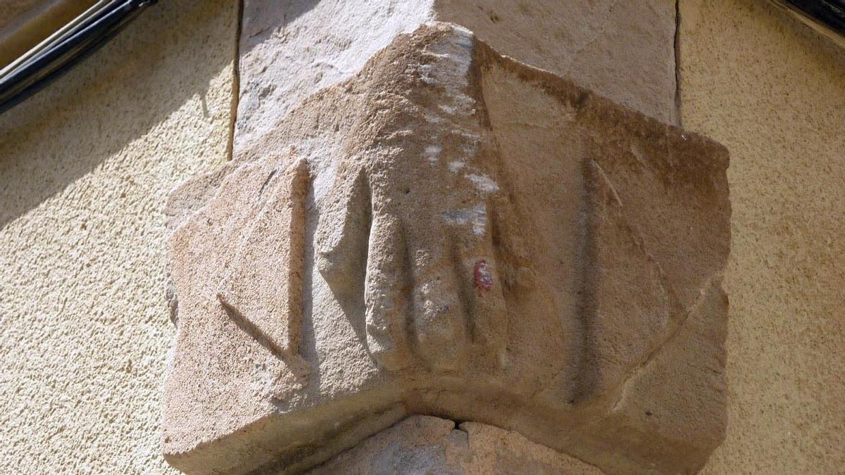 Es uno de los misterios más jugosos de la Barceloneta: la mano de piedra del cruce Sòria-Sant Carles.