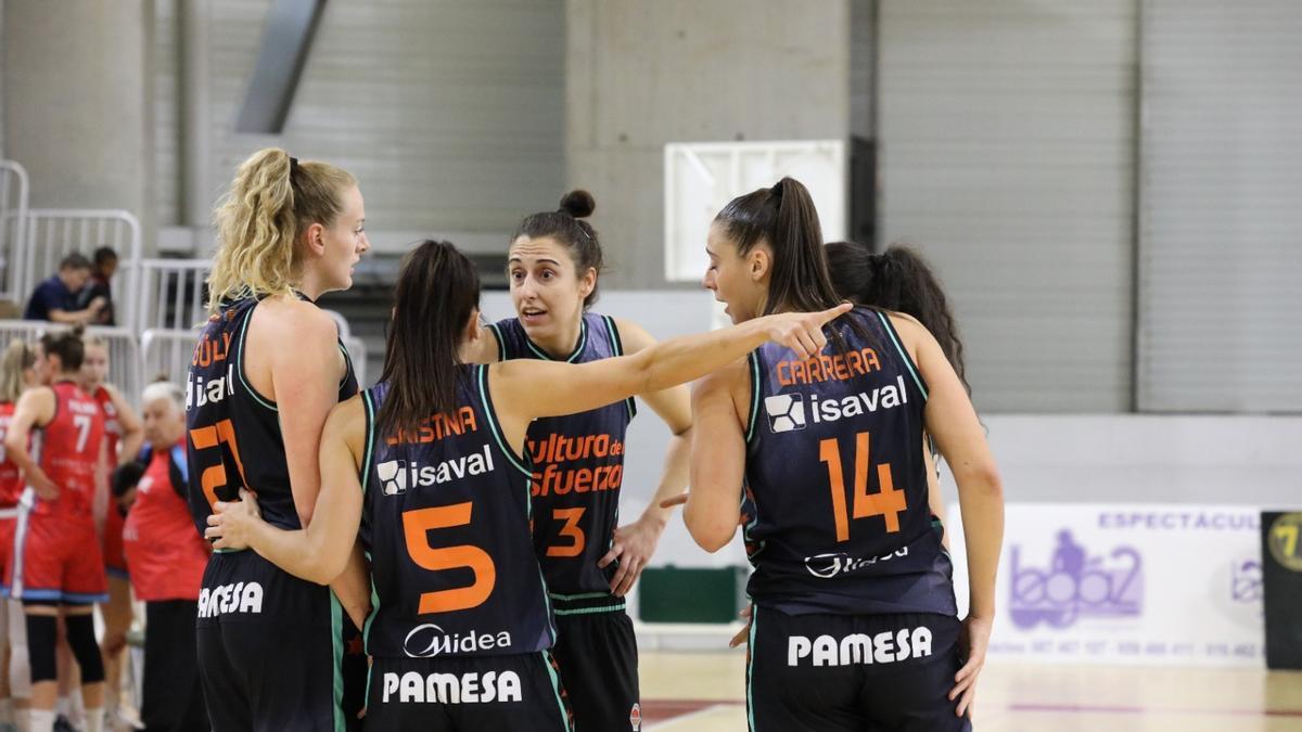 Las jugadoras del Valencia Basket, Gülich, Ouviña, Torrens y Carrera, durante el partido en Bembibre