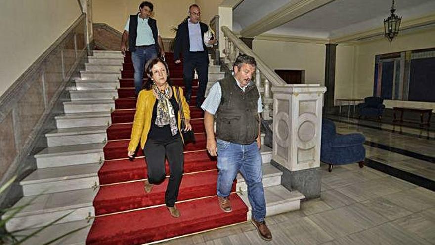 Rafael Hernández y Ángela Delgado, ayer en la Delegación del Gobierno tras reunirse con Juan Salvador León.