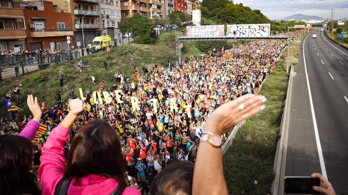 Participantes de las ’Marxes per la Llibertad’ pasan por Cerdanyola hacia Barcelona.