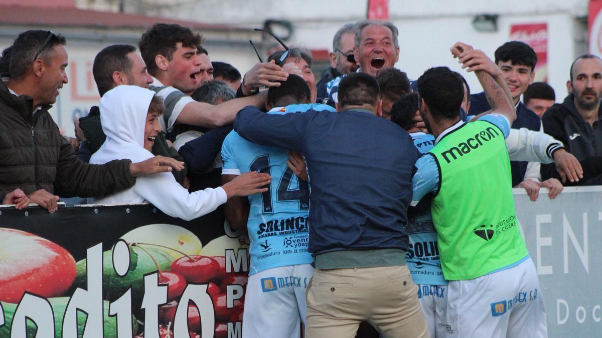 Celebración de un gol del Coria.