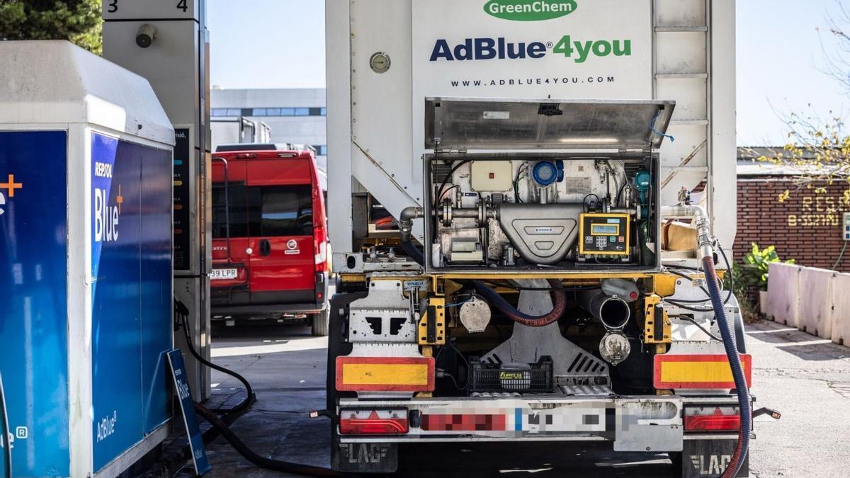 Un camión repone el fluido neutralizador de contaminantes AdBlue en una gasolinera.