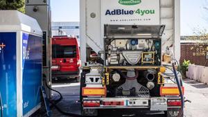 Un camión repone el fluido neutralizador de contaminantes AdBlue en una gasolinera.