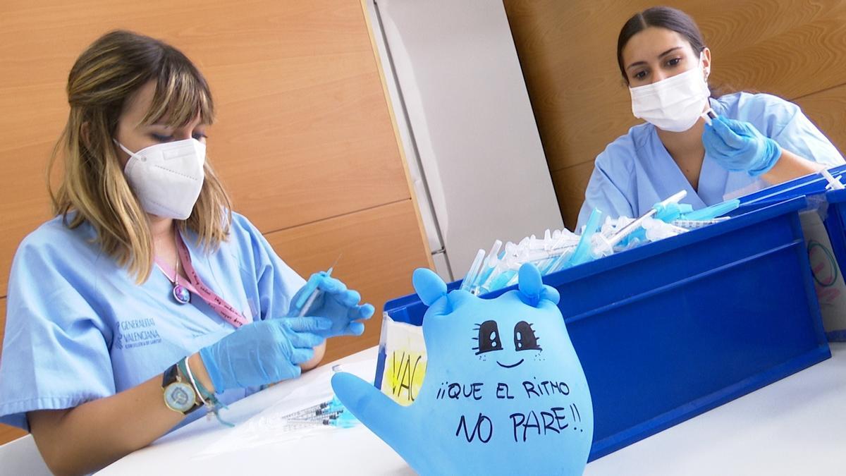 Archivo - Enfermeras en el centro de vacunación Jubiocio de València