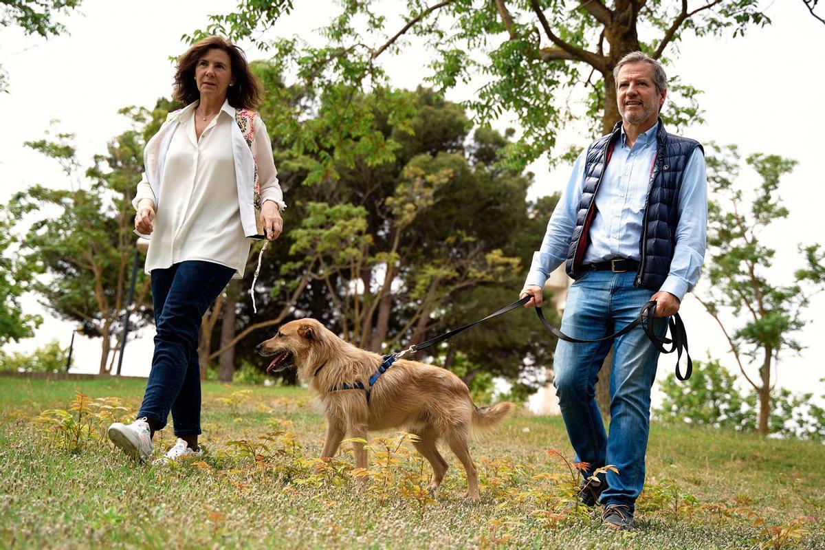 Dani Pérez, paseando junto a su esposa y su perro.