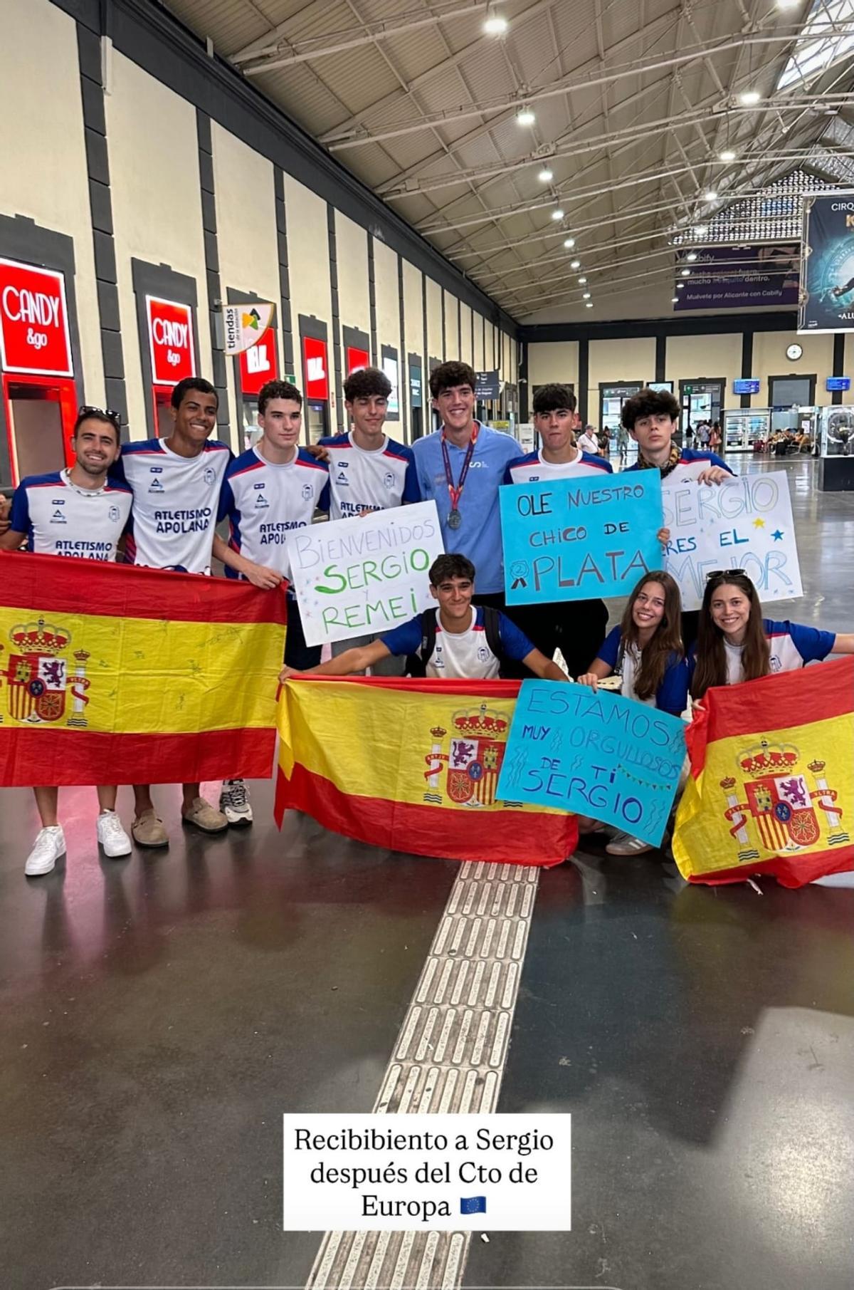 El atleta Sergio Redondo, a su llegada a la estación de tren de Alicante