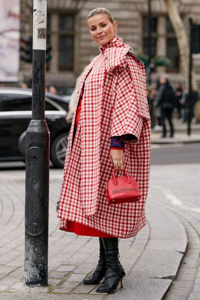 Abrigo de cuadros con volumen en el 'street style' de Londres