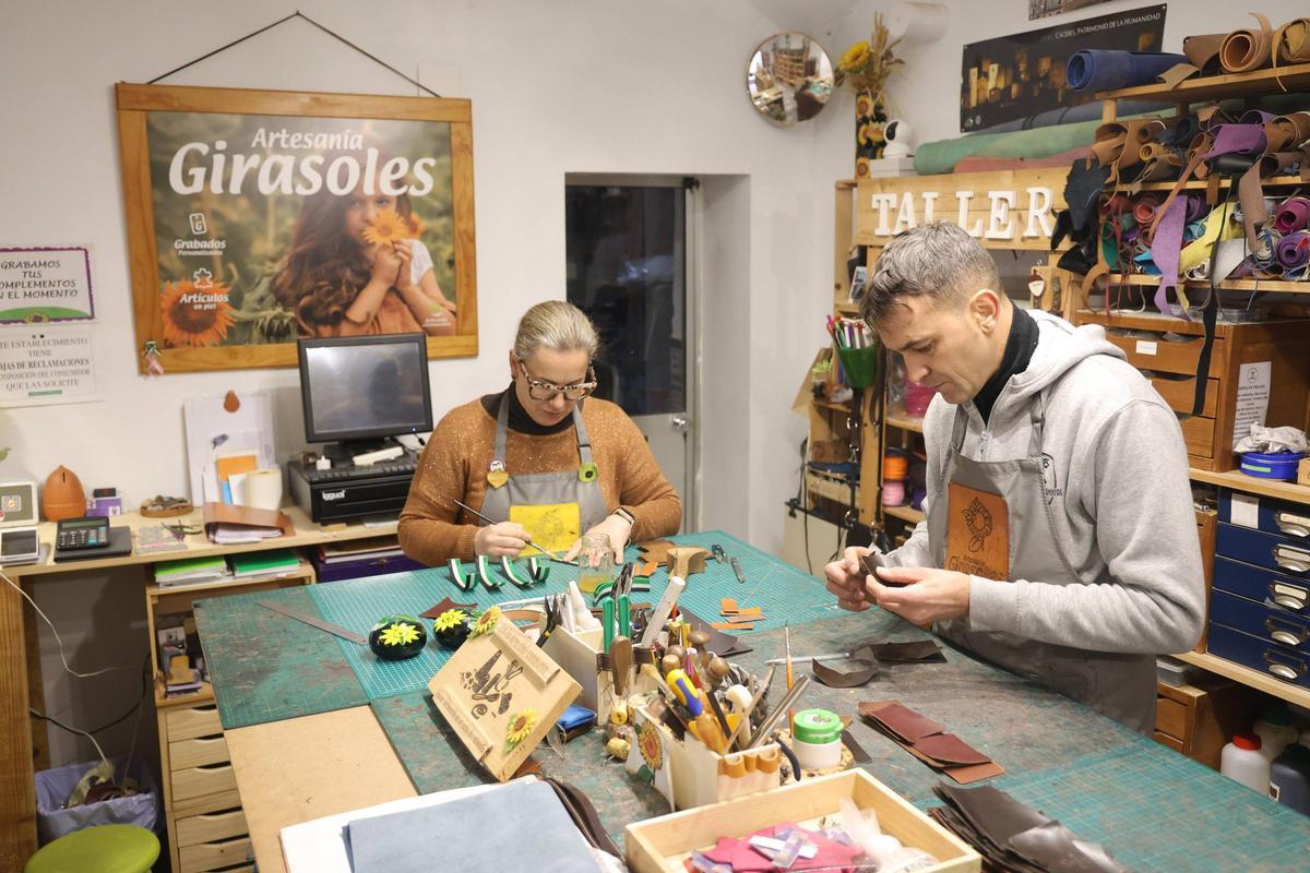 El equipo de Artesanía Girasoles, formado por Gloria María Jabato y Víctor Azabal, en pleno proceso de trabajo en su taller.