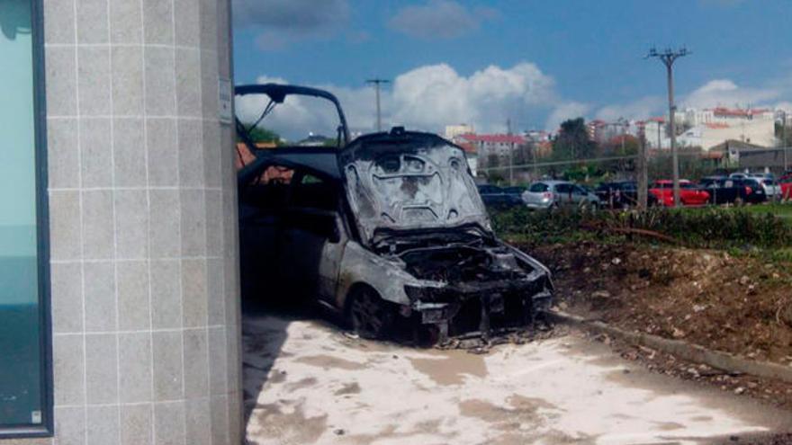 El coche incendiado en el entorno de la Avenida de Madrid. // D.F.