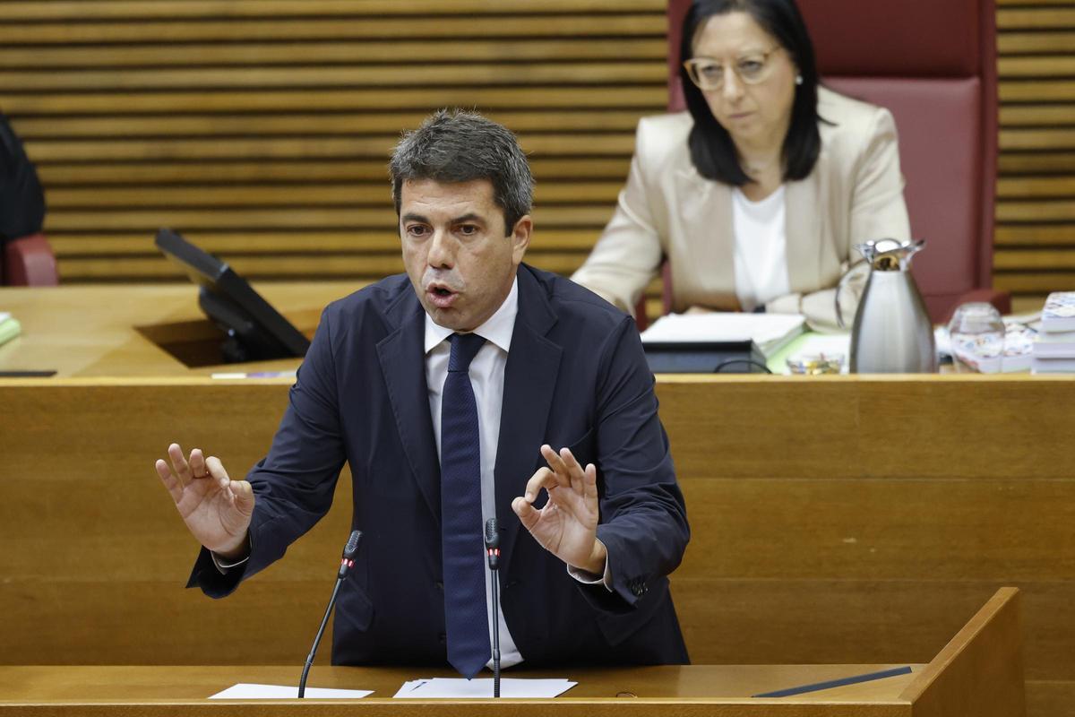 El president Mazón responde en el pleno de Les Corts a preguntas de los grupos parlamentarios