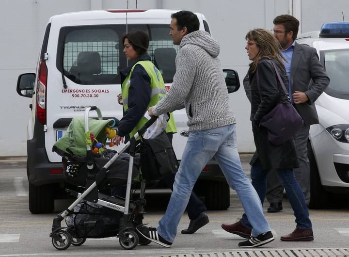 Los familiares de los pasajeros llegan al aeropuerto del Prat