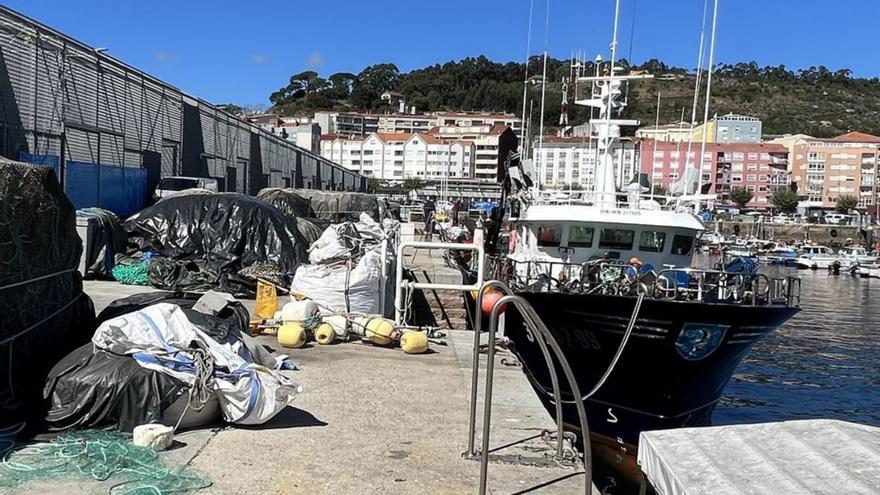 El cerquero, amarrado en el puerto de Cangas.   | // S.Á.