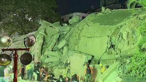 Un edificio en ruinas por los terremotos en la urbanización Altamira​ de Chacao​ al este de Caracas, en Venezuela.