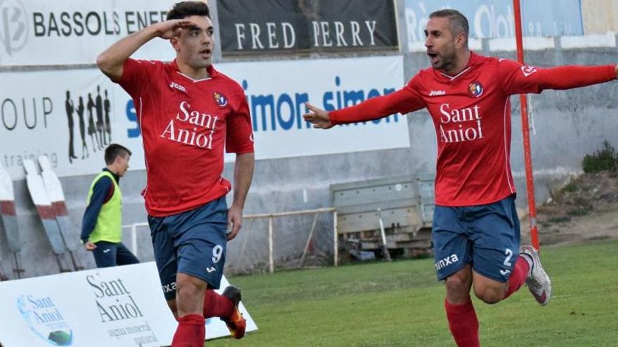 Marc Mas (esquerra) autor del gol de l&#039;empat davant l&#039;Alcoià, amb Jose