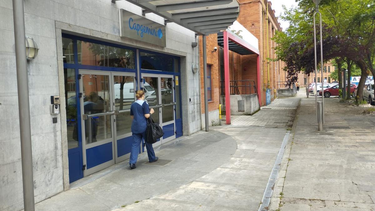 La entrada al centro de trabajo de Capgemni en Valnalón.