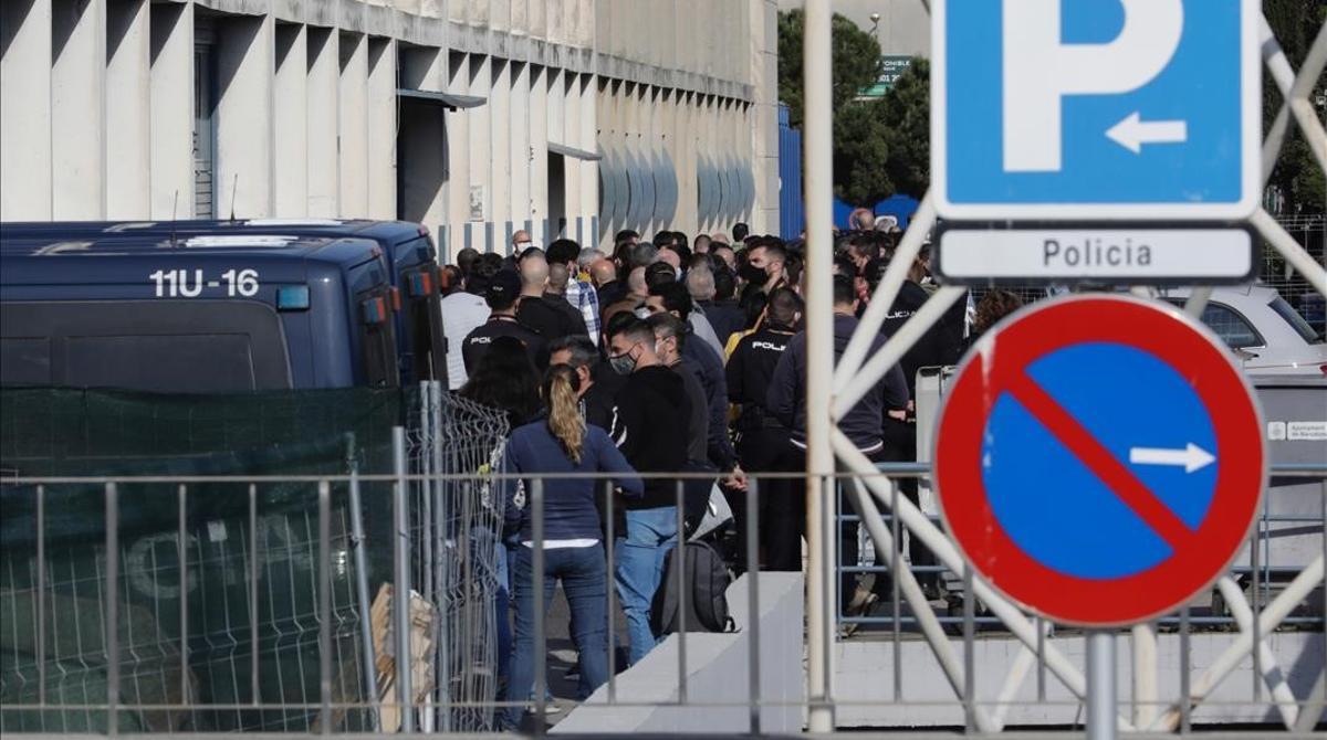 Colas para la vacunación de policías en la comisaría de la Policía Nacional en la Zona Franca de Barcelona.